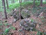 Fragmenty zdiva v pkopu na jihovchod lokality. Foto: Tom imnek 2007