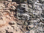 Detailní pohled na přimknutí Panenské věže na okružní hradbu.