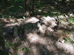 Oprava zdky z na sucho kladench ediovch kamen pvodn vystavn KT mezi zbytkem pl᚝ov hradby s dochovanou stnkou a ernou v.