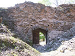 Pohled na vstupní bránu z vnitřní strany hradu.U pravé strany je patrný nový spad zdiva.