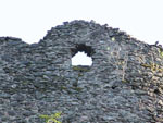 Detailní pohled na zřejmě okenní otvor v horní části věže, na levé straně  je patrné dochované ostění. Vpravo otvory po konstrukci pravděpodobně lešení.